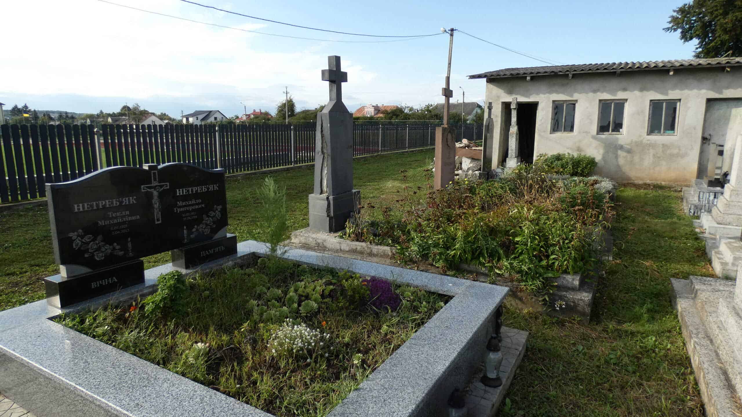 Меморіальний комплекс на цвинтарі Буцничі з могилами та пам'ятними плитами.