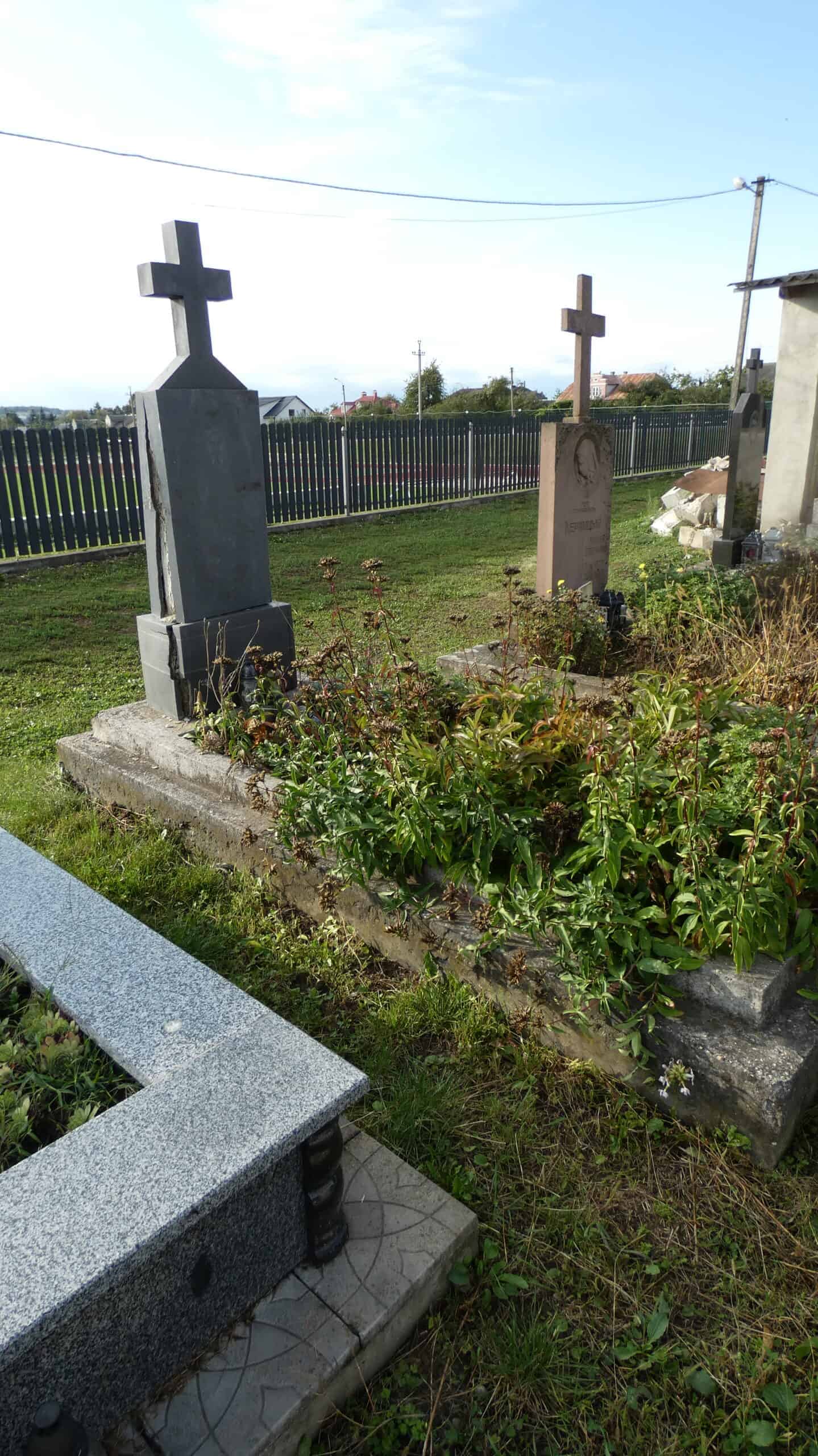 Могили на цвинтарі Буцанц, Україна, історичні пам’ятки та надгробки.