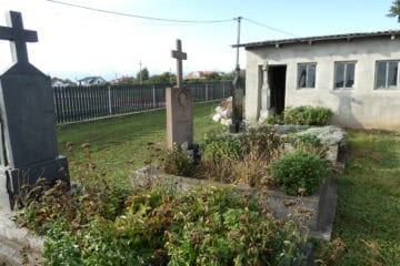 Могили та хрестики на цвинтарі в Буцачі, історія та пам'ять в Україні.