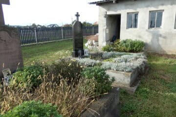 Вічний спомин на кладовищі у Буцачі, пам'ятник і могила з квітами.