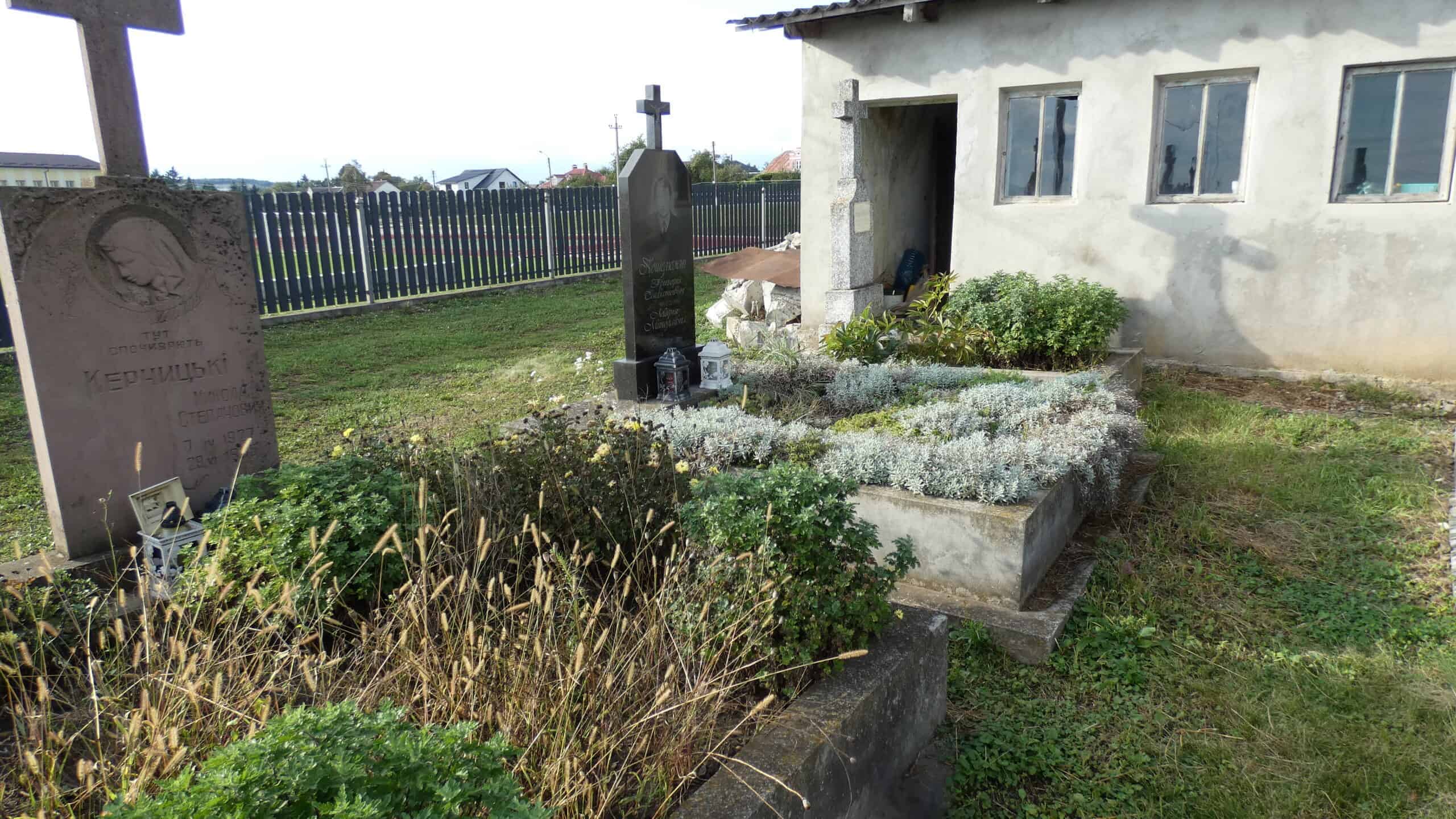 Вічний спомин на кладовищі у Буцачі, пам'ятник і могила з квітами.