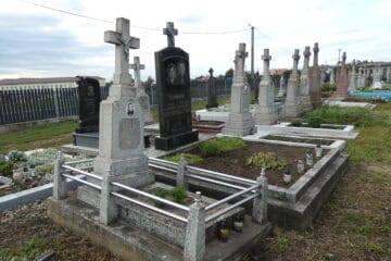 Кладовка на цвинтарі в Буцачі, старі могили та пам’ятники для поховань.