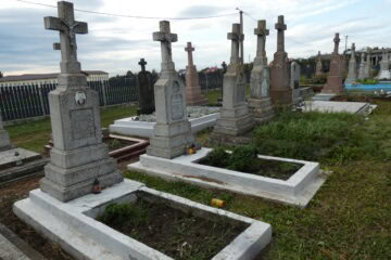 Вічні могили на цвинтарі Бучач із пам’ятниками та квітами.