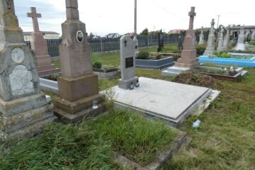 Могили на цвинтарі в Бучачі, історичний український кладовище, фотографія поховань.