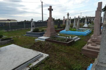 Вигляд кладовища у Буцачі, поховання з різними могилами та пам’ятниками, українські надгробки, меморіальні пам’ятки, спокій і пам'ять.