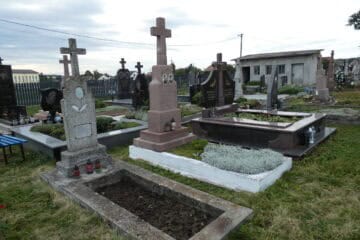 Вигляд кладовища у Буцачі, пам’ятники та могили, історичне місце поховання, місце вшанування померлих, українське кладовище.