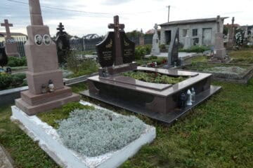 Могили на цвинтарі в Буцачі, пам'ятники з різних читай, символи вічного спочинку та згорілу пам’ять.