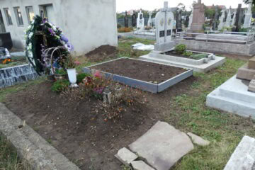 Віддача могили у парку, поховання та декор меморіального цвинтаря у Букачці, Україна.