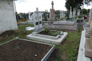 Могила на цвинтарі в Букачачах, сучасний вигляд, прикраси та квіти, упорядкування поховань, меморіальні пам’ятники, цвинтар у Букачачах.