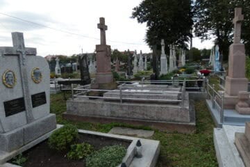 Old-graveyard-buczacz-ukraine, цвинтар у Бучачі, історичні поховання, містечкова усипальня, меморіальні пам’ятники, цвинтарна архітектура, поховання у Бучачі, історичні могили Ukraine, старі надгробки, похоронна культура.