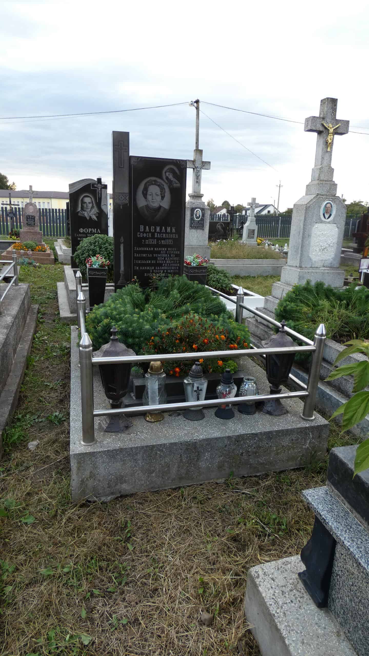 Могила з пам’ятником і квітами на цвинтарі Буцач.