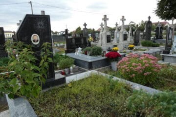 Вічний цвинтар у Буцзачі, могили та меморіальні пам’ятники, квіти та свічки, історичне кладовище України.