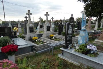 Могили у Буцазькому цвинтарі, оздоблені квітами та пам’ятниками.