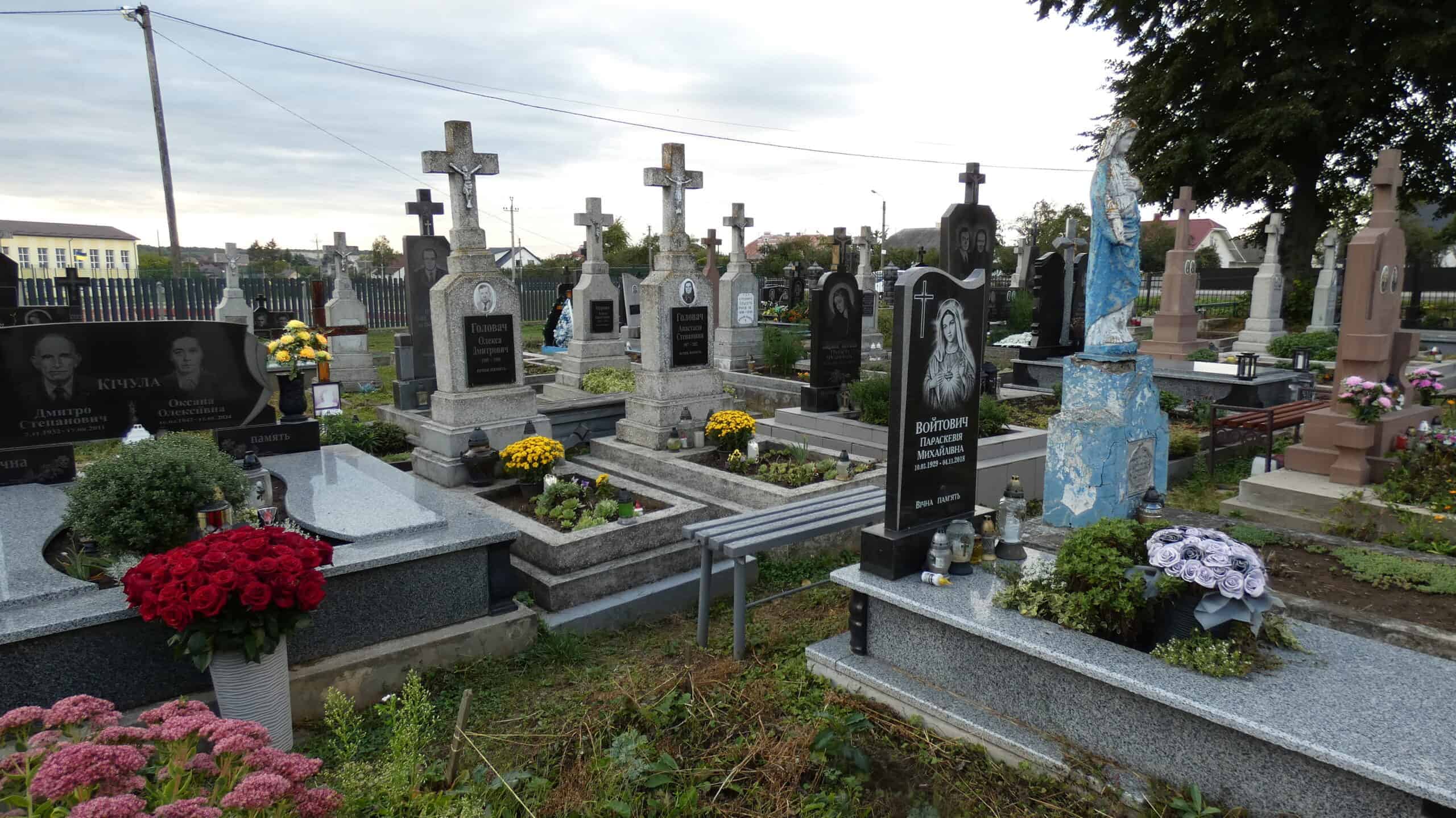Могили у Буцазькому цвинтарі, оздоблені квітами та пам’ятниками.