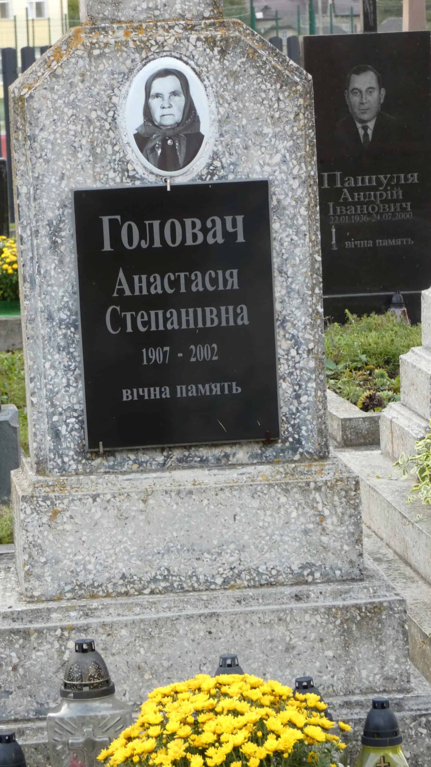 Могила на кладовищі Буцакча, памятник з фотографією та чорною табличкою.