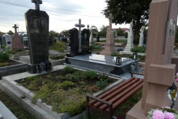 Первий цвинтар у Буцачах з сучасними памятниками та квітковими приношеннями, спокій і вшанування пам’яті померлих.