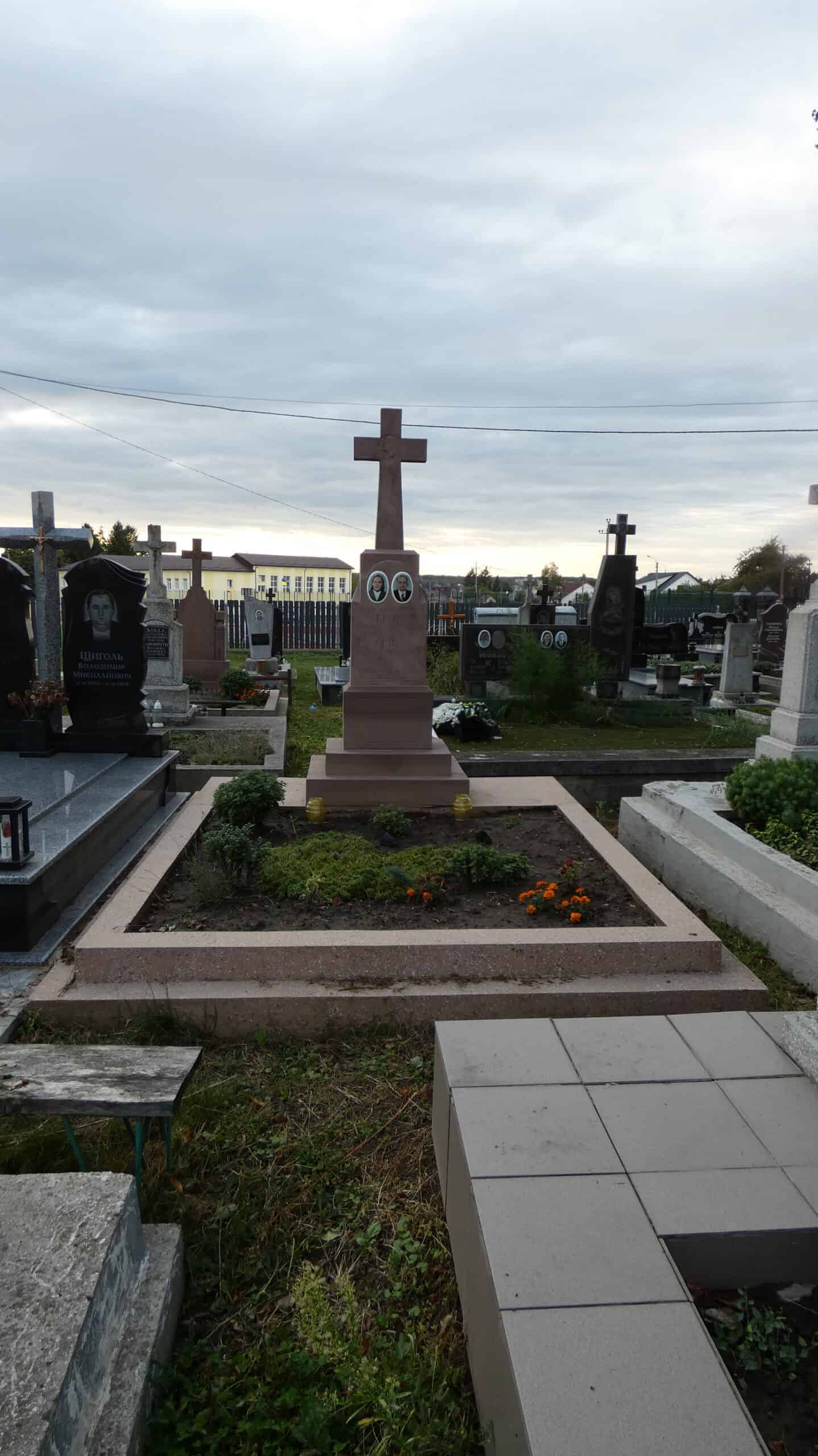 Могила з хрестом на цвинтарі Буцaч. Вічна пам’ять, християнські поховання, символ віри.