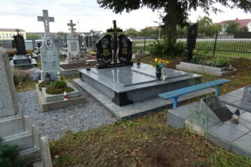 Вічний спочинок на цвинтарі Буцач, сучасна могила з гранітними пам’ятниками.