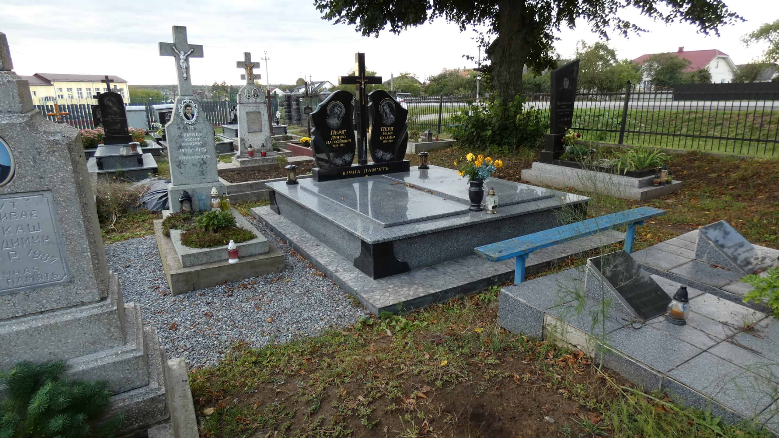 Вічний спочинок на цвинтарі Буцач, сучасна могила з гранітними пам’ятниками.