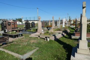 Вічний спочинок на цвинтарі Буцачівське кладовище у краї з мальовничими могилами та кам'яними пам'ятниками.