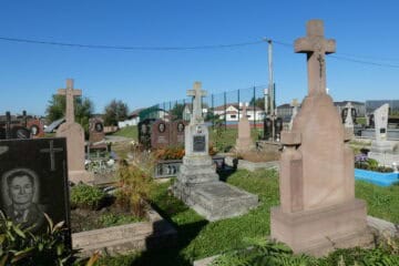 Могили на цвинтарі в Буцачі, історичне кладовище України, меморіальні пам’ятники і надгробки, символи пам’яті та шани.