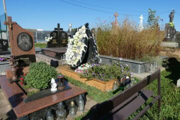 Могили в цвинтарі Буцач, кладовище з квітами і пам'ятниками, красива панорама.