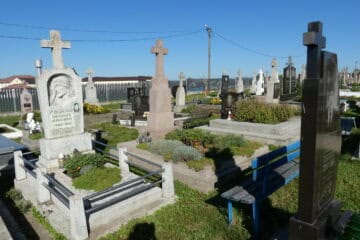 Вигляд кладовища в Буцачі, хрести та пам’ятники на могилах, доглянута територія під ясним небом.