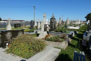 Могили на цвинтарі в Буцачі, сучасний Меморіальний цвинтар, історія та пам'ять у серці України.