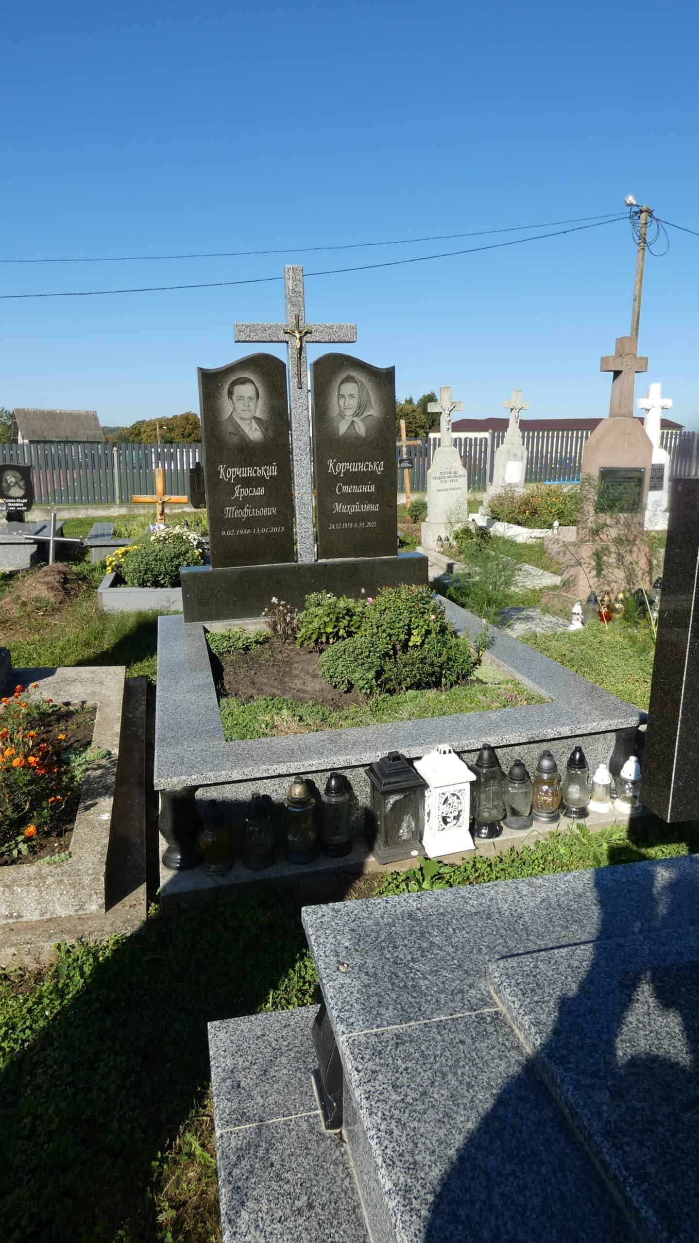 Меморіальний памятник на цвинтарі в Буцьку, чорний граніт, фотографії та надписи, щоденне догляд.