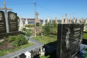 Відреставоване кладовище з сучасними могилами та меморіальними пам'ятниками в Бучачі.