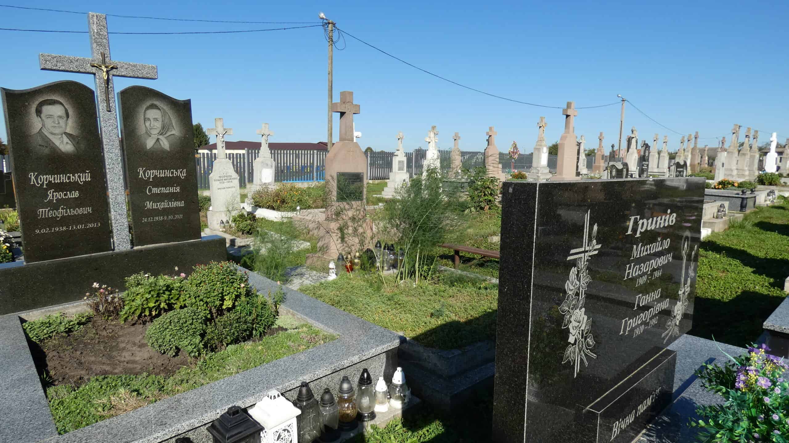 Відреставоване кладовище з сучасними могилами та меморіальними пам'ятниками в Бучачі.