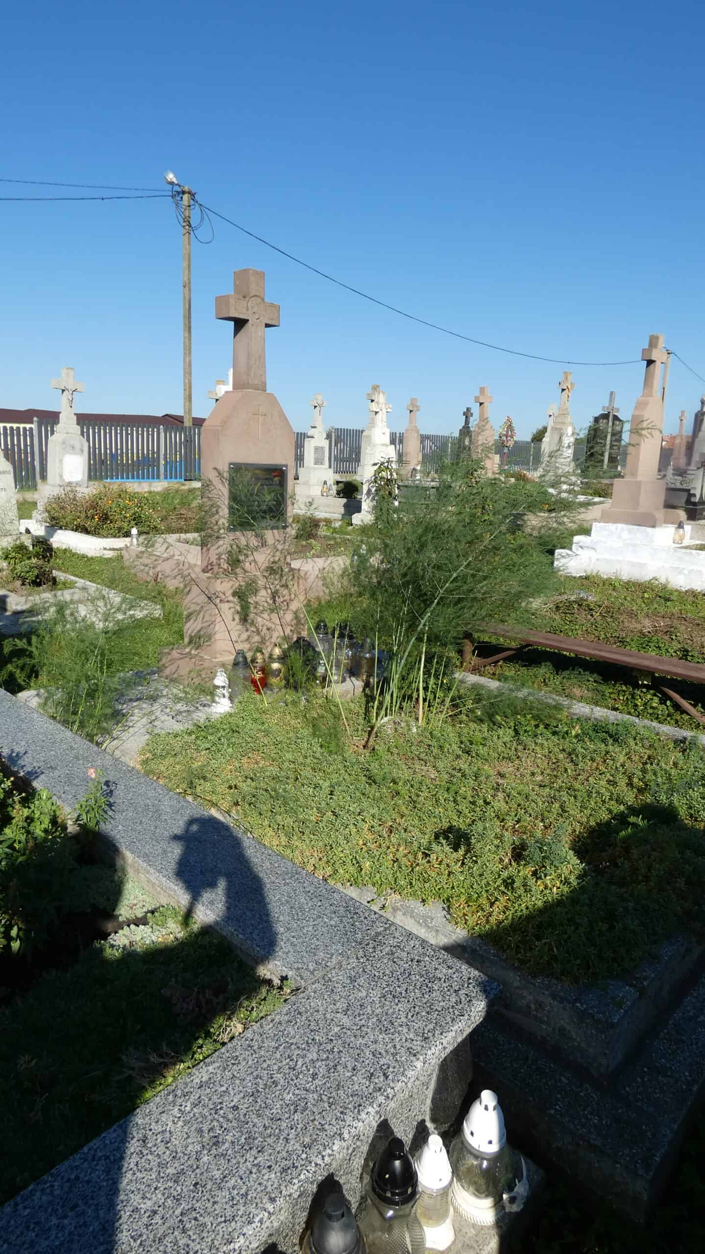 Могили з хрестами на цвинтарі в Буцачі, український поховальний парк, історичне кладовище.