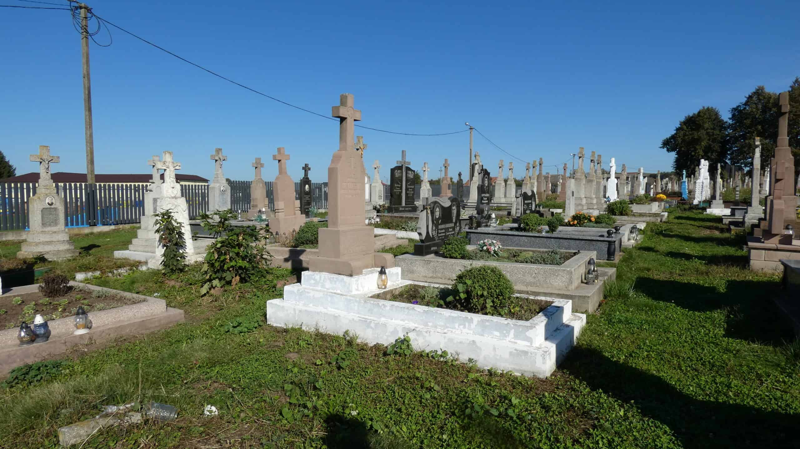 Могили в цвинтарі Буцаків, західна Україна, історичний кладовищний комплекс.