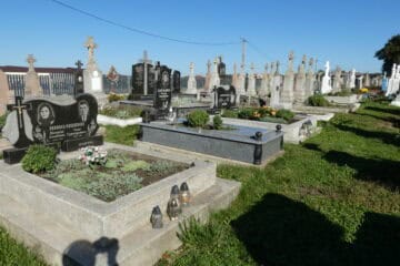 Вічний спочинок на цвинтарі в Buczacz, Україна, з пам'ятниками та квітами.