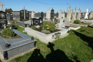 Вічний спочинок на цвинтарі в Буцачі з могилами, напам'ять близьким і історії місця.