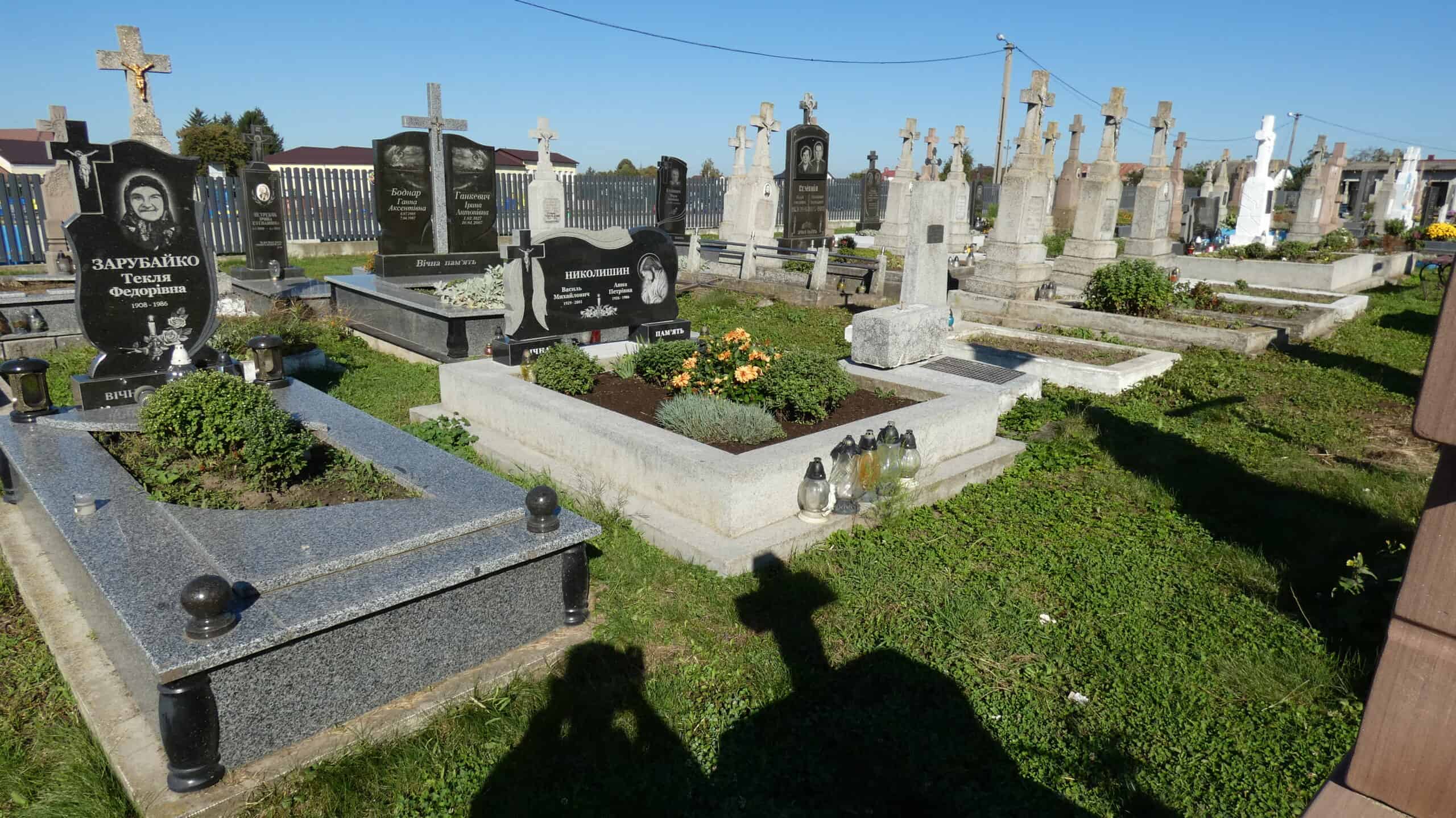 Вічний спочинок на цвинтарі в Буцачі з могилами, напам'ять близьким і історії місця.