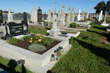 Могила з квітами та лампадами на цвинтарі Буцачі, України.