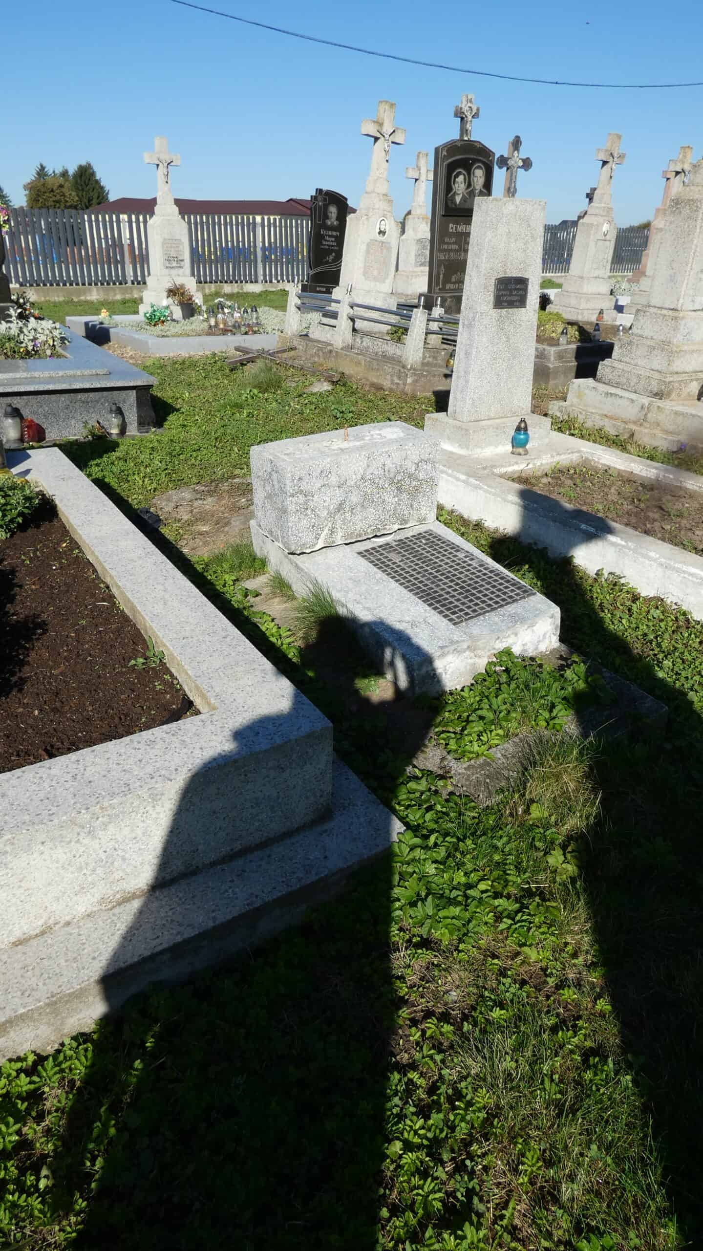 Могили на цвинтарі в Бучачі, історичне кладовище, сучасне поховання, меморіальні пам’ятники, cemetery in Bучаче, ukraine.