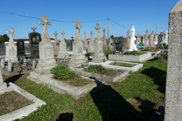 Могили на цвинтарі в Буцачі, старовинні хрести та пам'ятники, символи вшанування померлих.