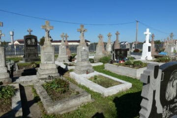 Відреставоване кладовище у Буцачі з сучасними пам’ятниками і хрестами, доглянутими могилами, історичні поховання українських родин.