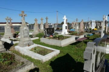 Вигляд кладовища у Буцачі, з численними пам'ятниками та похованнями.