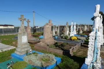 Могили на цвинтарі в Бучачі, історичне кладовище, пам’ятники та хрестопоклоніння в українському селі.