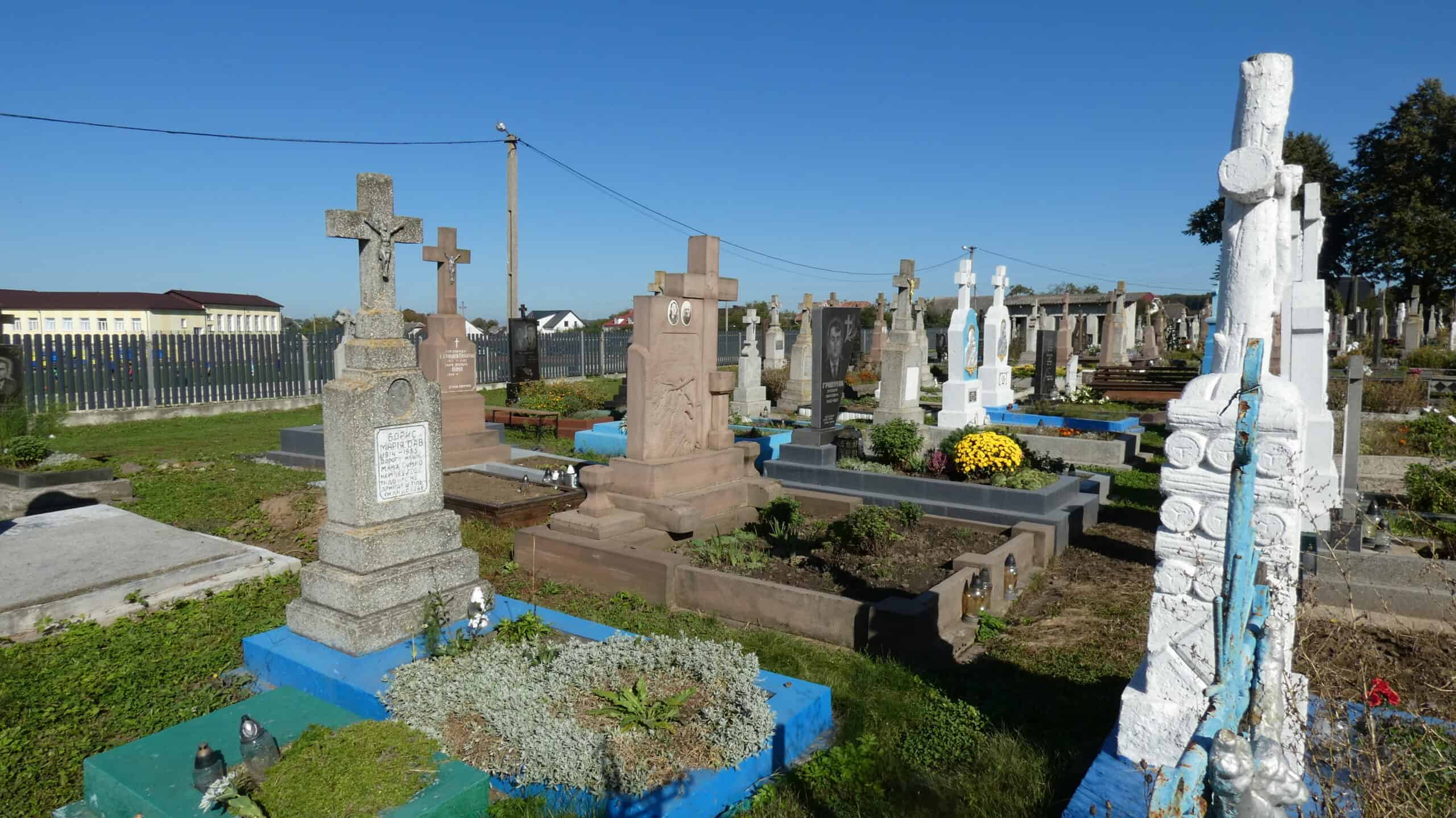 Могили на цвинтарі в Бучачі, історичне кладовище, пам’ятники та хрестопоклоніння в українському селі.