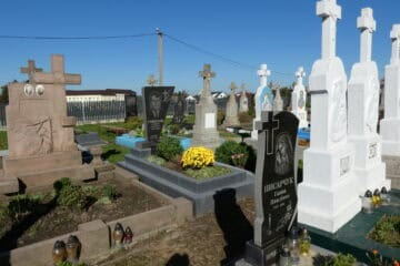 Вічний спогад на цвинтарі Буцач, сучасні та історичні могили із квітами та пам’ятниками.