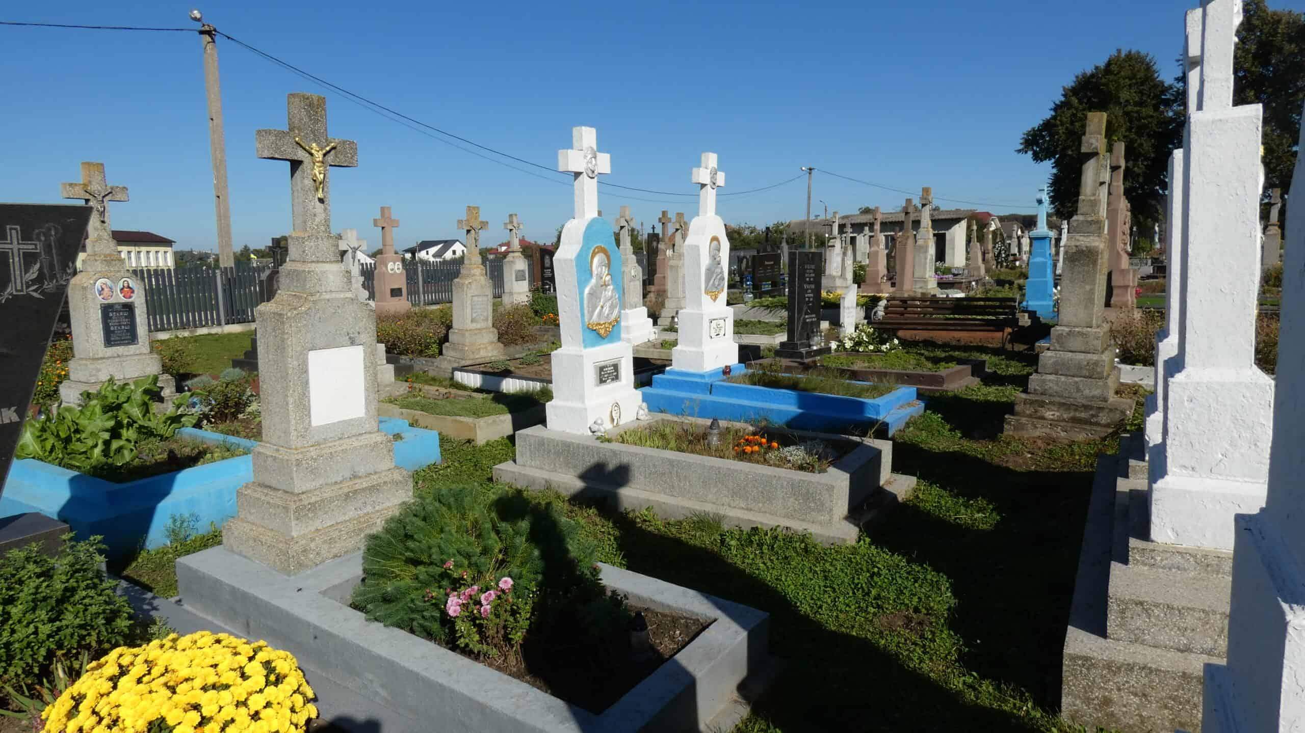 Могили на цвинтарі в Буцачі, український меморіальний цвинтар.