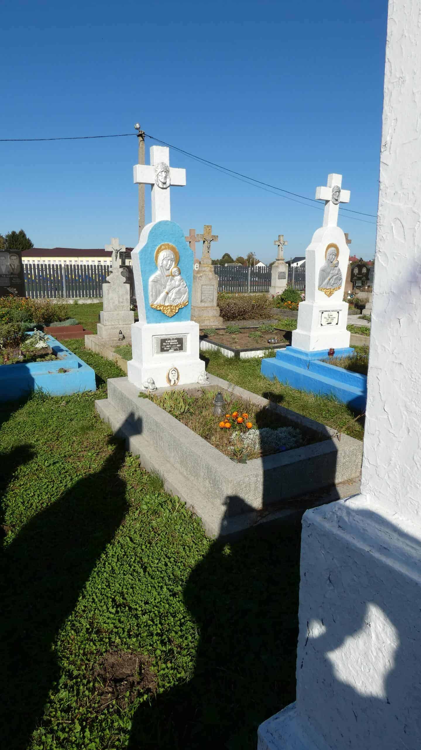 Біля могили на цвинтарі у Буцаче, сучасний меморіал та хрест, некрополь, старовинні та сучасні пам'ятники.