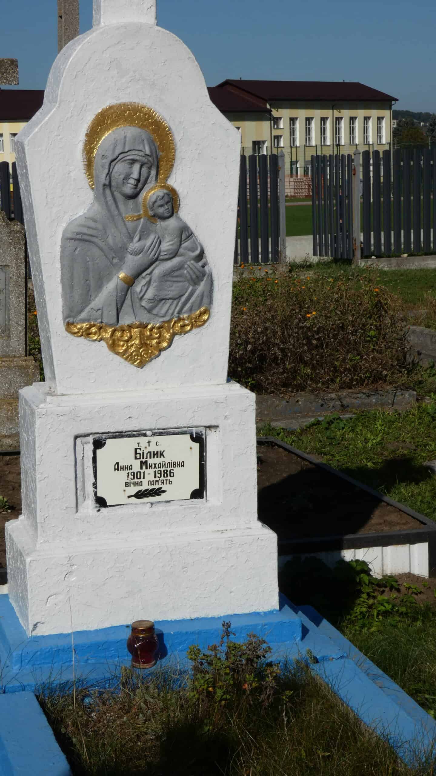 Могила з іконографією Богородиці та немовлятка Ісуса, пам’ять про Анну Михайлівну Білик, цвинтер Буцаче, історичний цвинтер Україна.