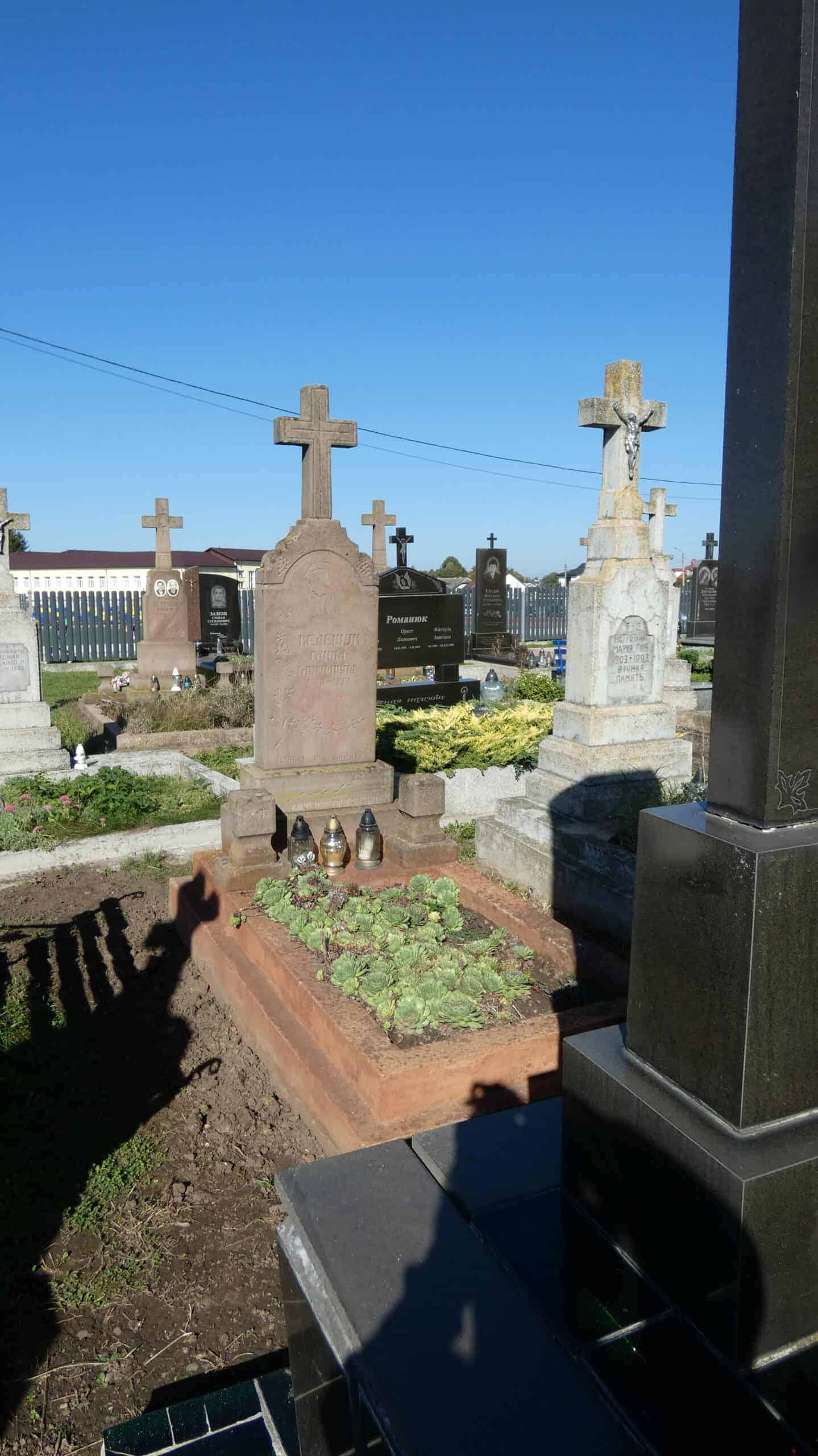 Могила з хрестом на цвинтарі Буцачеці, історичне поховання та меморіальні пам’ятки.