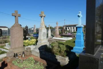 Могили з хрестами на цвинтарі в Буцачі, старовинні могили та пам'ятники, захід сонця.