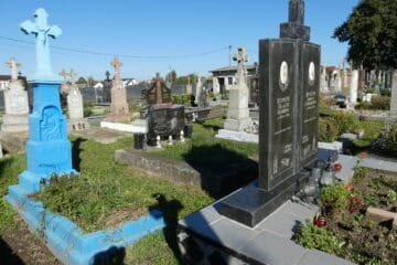 Могили на цвинтарі в Бужачі, пам’ятники з хрестами, місце спочинку, популярнеRESTazer, український цвинтар, історичний цвинтар, памятники, меморіальні надгробки, кладовище.